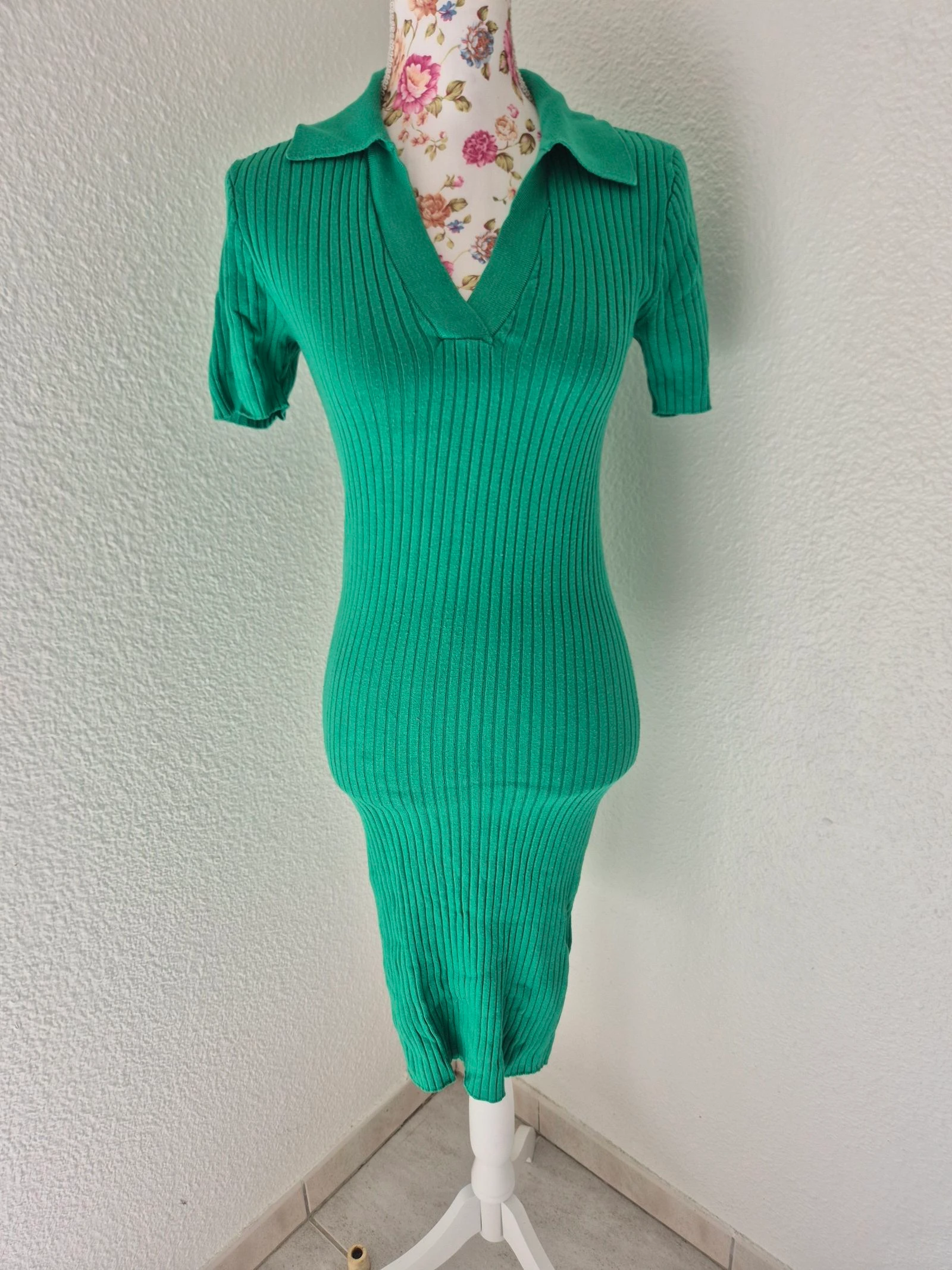 Robe côtelée verte AMISU – Taille 36 – Maille ajustée, col polo, manches courtes